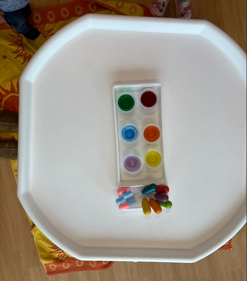 A colourful provocation with the white tuff tray.