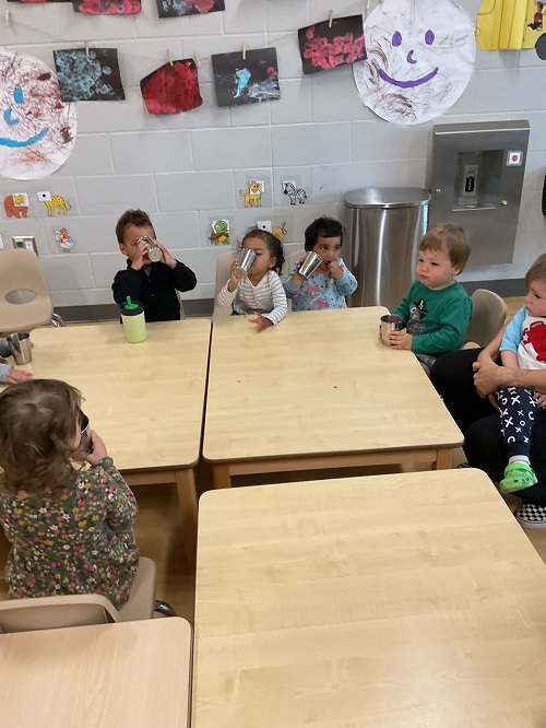 children drinknig smoothie