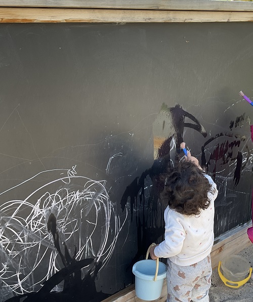child drawing with charlk