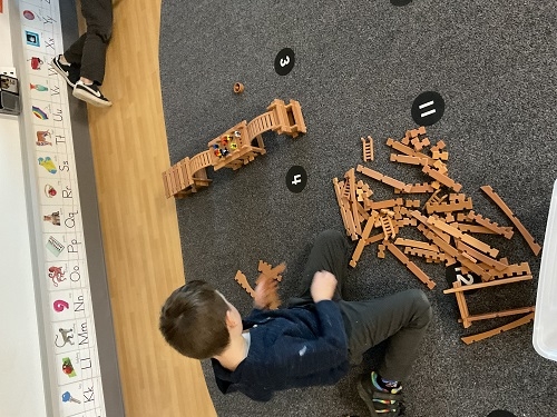 The School Age children at RisingOaks Early Learning | St. Patrick explored a variety of building materials such as tools, LEGO, and large cardboard boxes to design creative structures, collaborate, problem-solve, and test their ideas. Through these hands-on projects, they developed fine-motor skills, critical thinking, resilience, and confidence while engaging in meaningful teamwork and discussion.