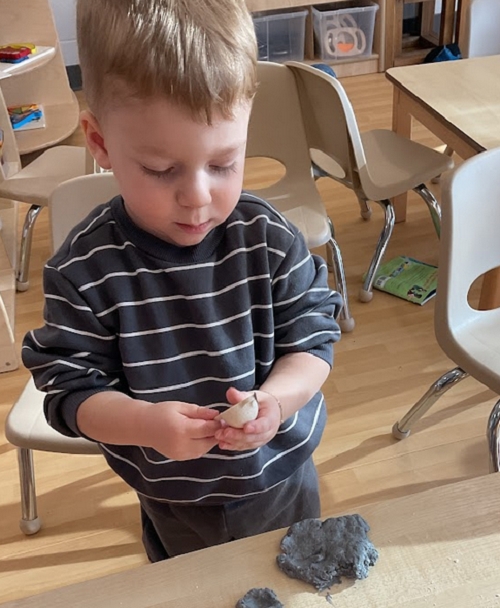 This playdough-making activity in Toddler 1 at RisingOaks Early Learning | St. Patrick provided the children with an exciting opportunity to engage in sensory exploration, fine motor development, and collaborative play. By working together to create a variety of colored dough, the children also practiced important early math and social skills, all while having fun and fostering creativity.